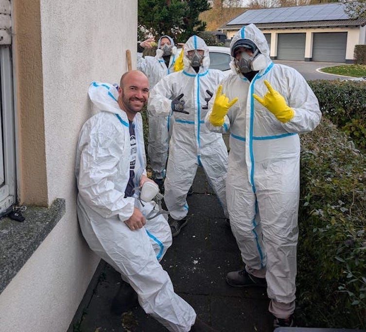 Team der Entrümpelungsfirma Molitor nach erfolgreicher Räumung einer Messiewohnung