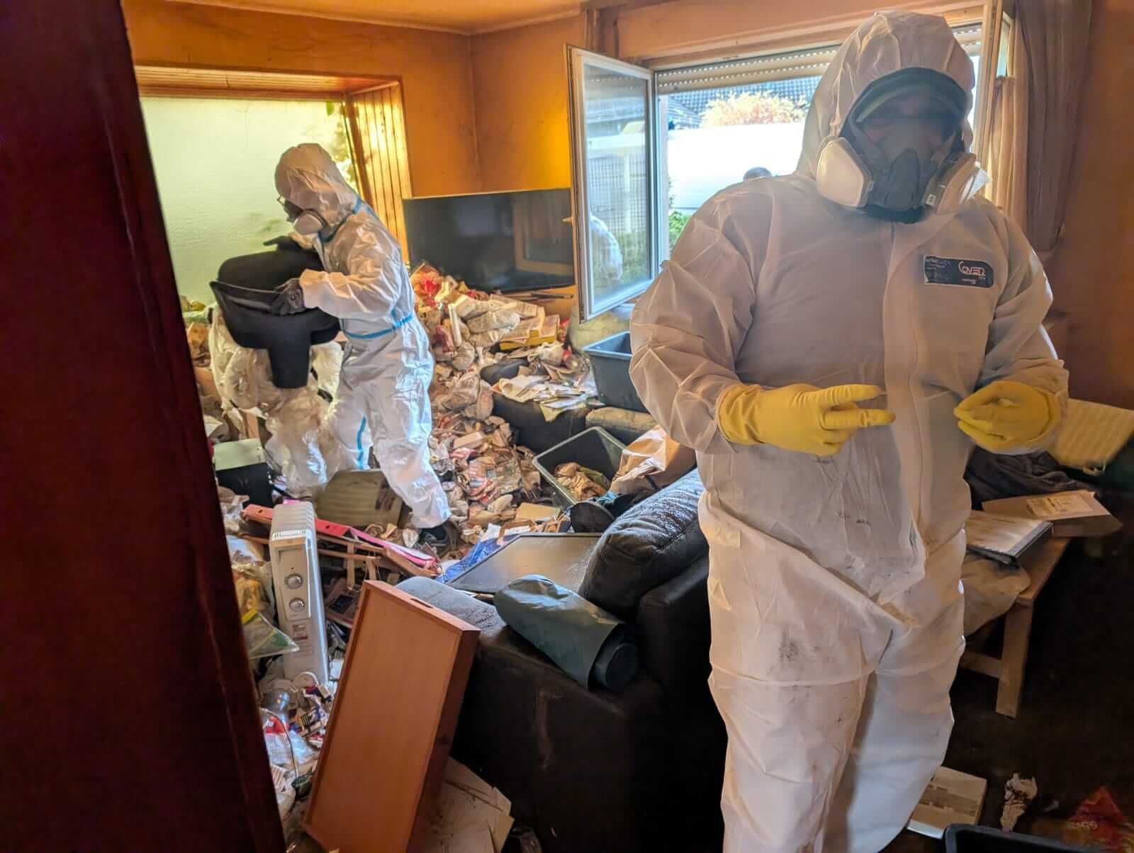 Entrümpelung einer Messiwohnung in Offenbach am Main – unser Team entfernt Möbel, Müll und Hausrat aus einer stark zugestellten Wohnung.
