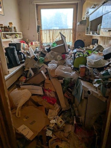 Stark vermüllte Küche in einer Messiwohnung in Frankfurt vor der Entrümpelung durch die Entrümpelungsfirma Molitor