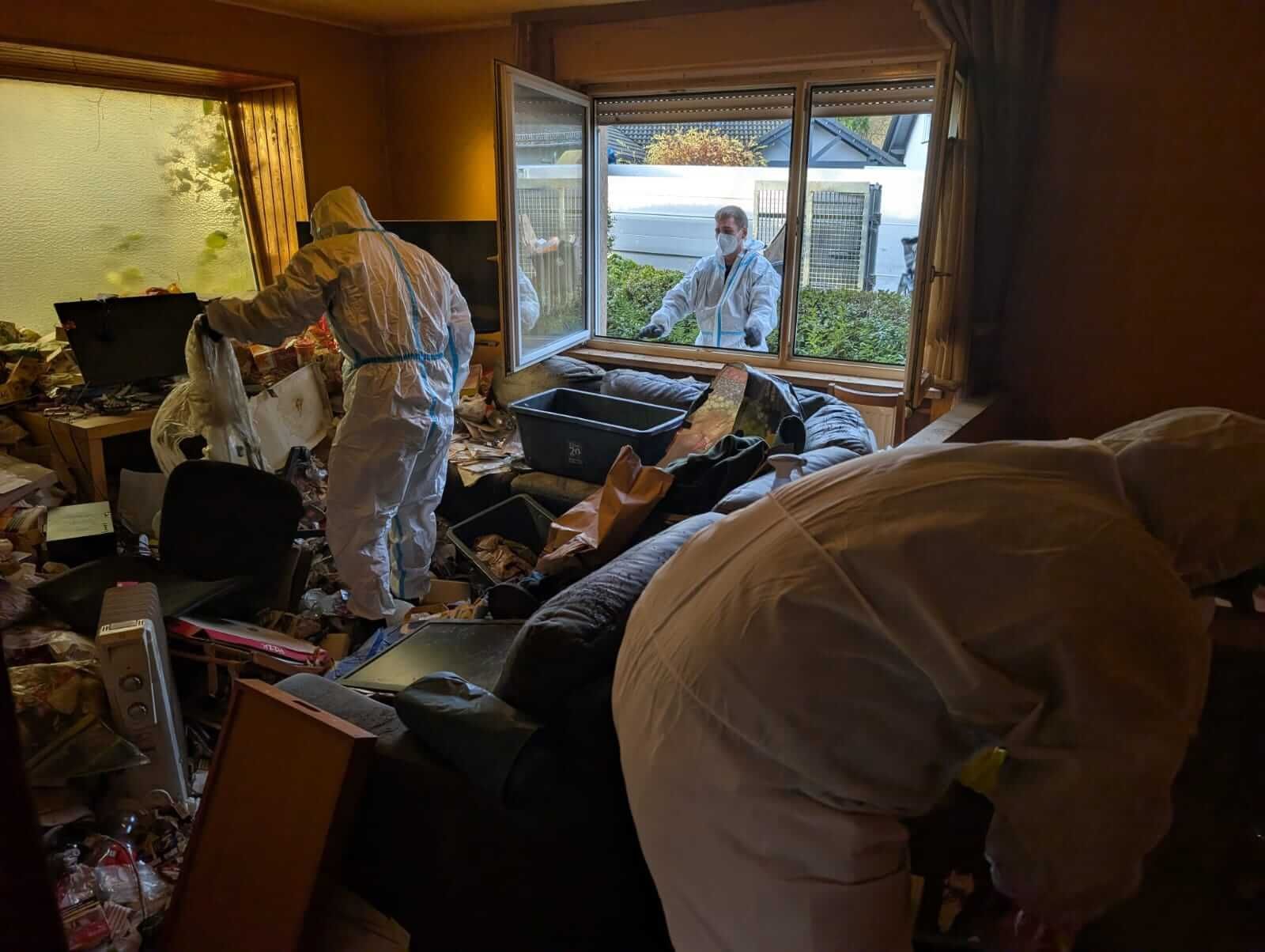 Räumung einer Messiwohnung in Kaiserslautern – Entrümpelungsteam sortiert und entfernt große Mengen Müll und alte Gegenstände