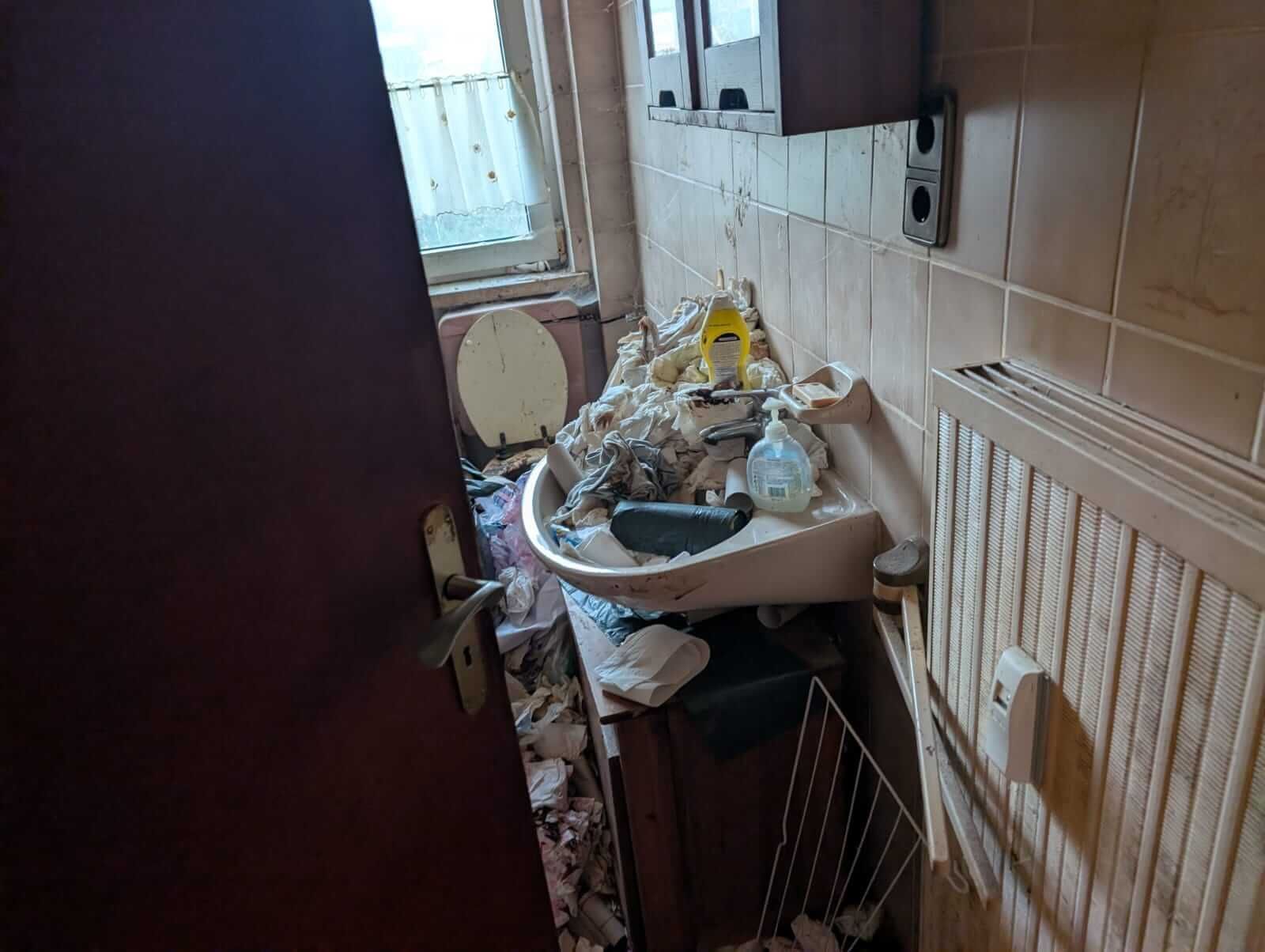 Messiwohnung Badezimmer in Frankfurt vor der Entrümpelung – stark vermüllter Raum wird durch Entrümpelungsfirma Molitor geräumt