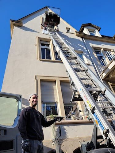Ein Möbelaufzug wird für einen Umzug in eine Seniorenresidenz eingesetzt.