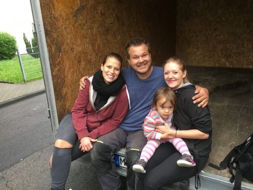 Zwei Teammitglieder der Entrümpelungsfirma Molitor lächelnd im Gespräch.