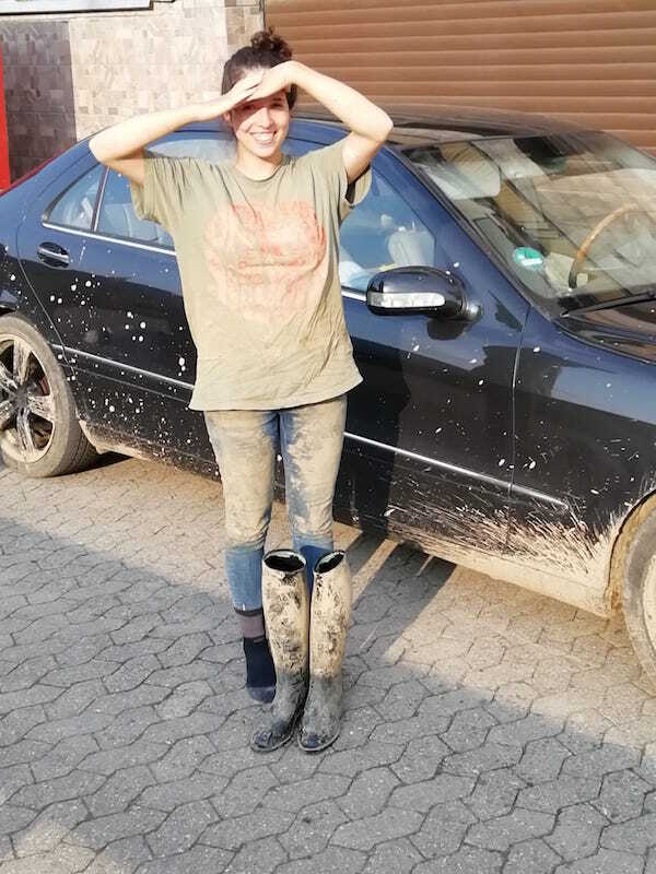 eine entrümplerin von der entrümpelungsfirma molitor im freiwilligen einsatz im Ahrtal.