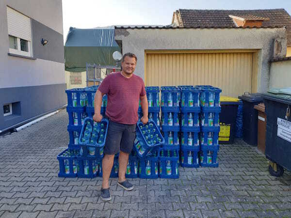der entrümpler robert von unserem standort in bad kreuznach, hatte eine Palette mit trinkwasser gekauft und in ahrtal transportiert.