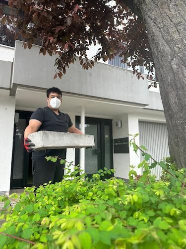 Anthony Molitor mit einer Asbestmaske beim entrümpeln von Asbesthaltigen Blumenkästen.