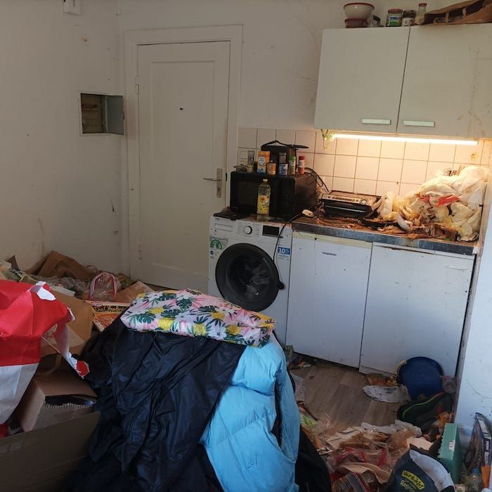 Eine vermüllte Küche unaufgeräumt mit viel Dreck auf den Arbeitsflächen.