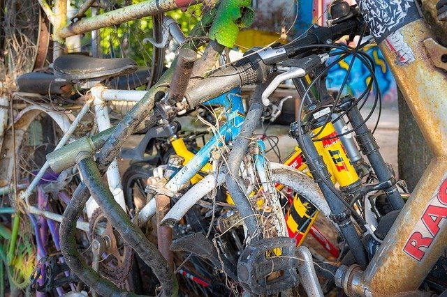 alte fahrräder viel unbrauchbares Inventar ist zu entrümpeln