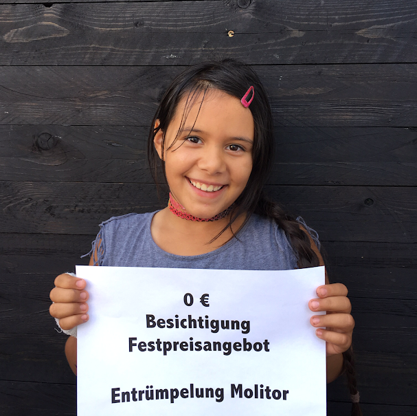 Enkelin Leandra hält ein Werbeblatt hoch mit der Aufschrift Kostenlose Besichtigung Entrümpelungsfirma Molitor.