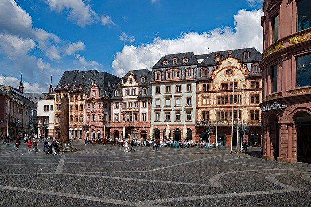 Der historische Mainzer Marktplatz mit den neu restaurierten Fachwerkhäuser