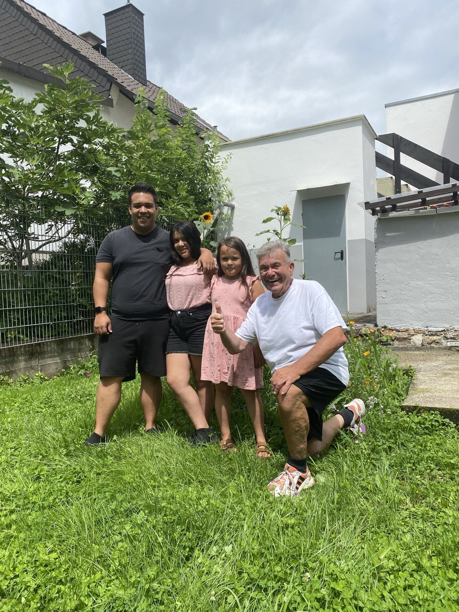 Anthony und Gerald Molitor vom Familienbetrieb Entrümpelung Molitor mit Kindern auf dem Foto.