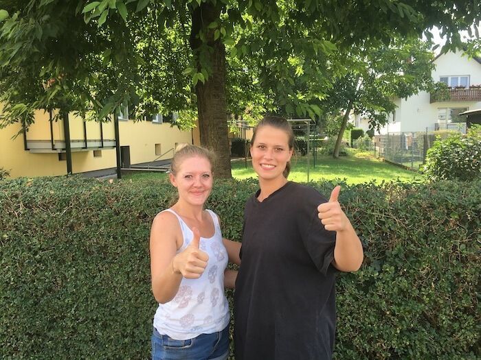 Zwei Frauen zeigen Daumen hoch nach erfolgreicher Entrümpelung durch Molitor