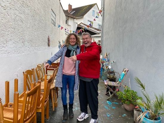 Gerald Molitor von der Entrümpelungsfirma Molitor, spendet ganz viele Stühle für ein soziales Projekt.