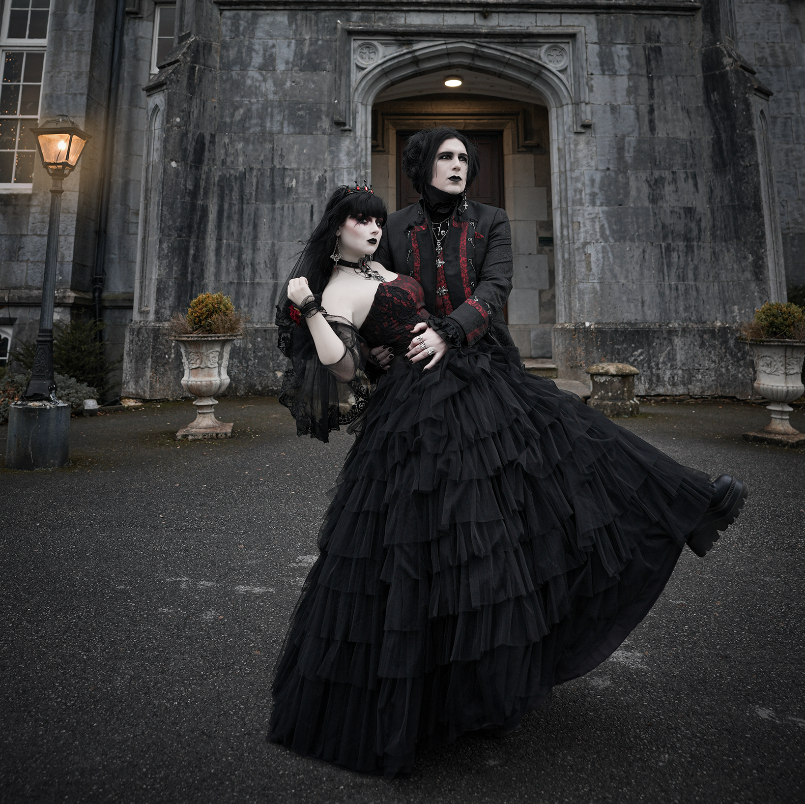 Das Random Goth Couple
im viktorianischer Fashion mit schwarz rotem Kleid und Anzug