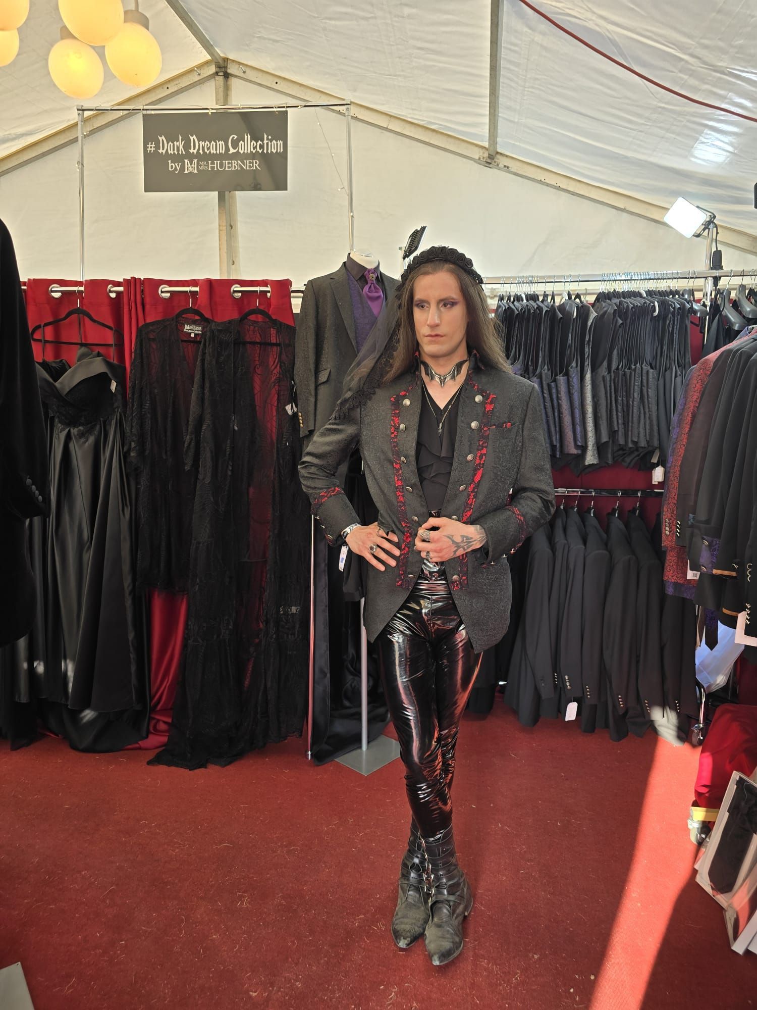 Anprobe eines Herren bei MeraLuna auf dem Messestand