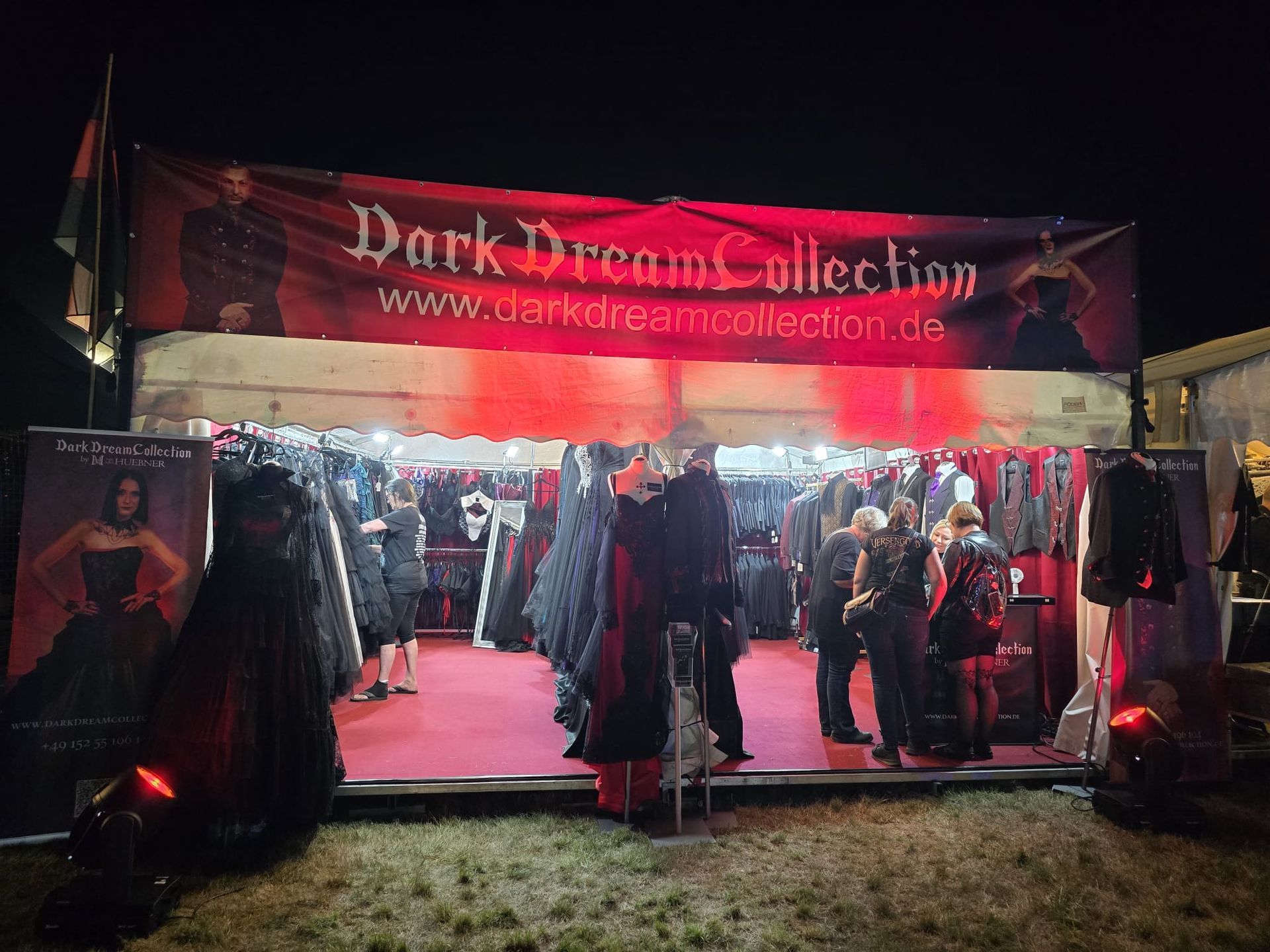 Unser Zelt auf Mera-Luna im Dunkeln beleuchtet mit Rot