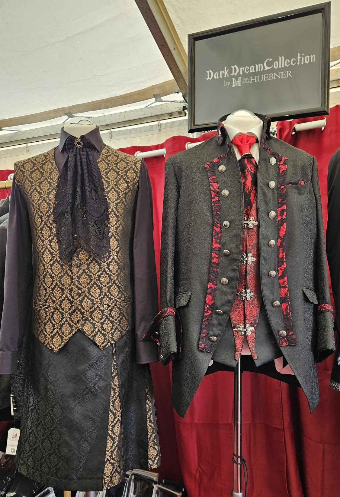 zwei Herrenoutfits link Steampunk mit Kilt, rechts Gothic edel shick