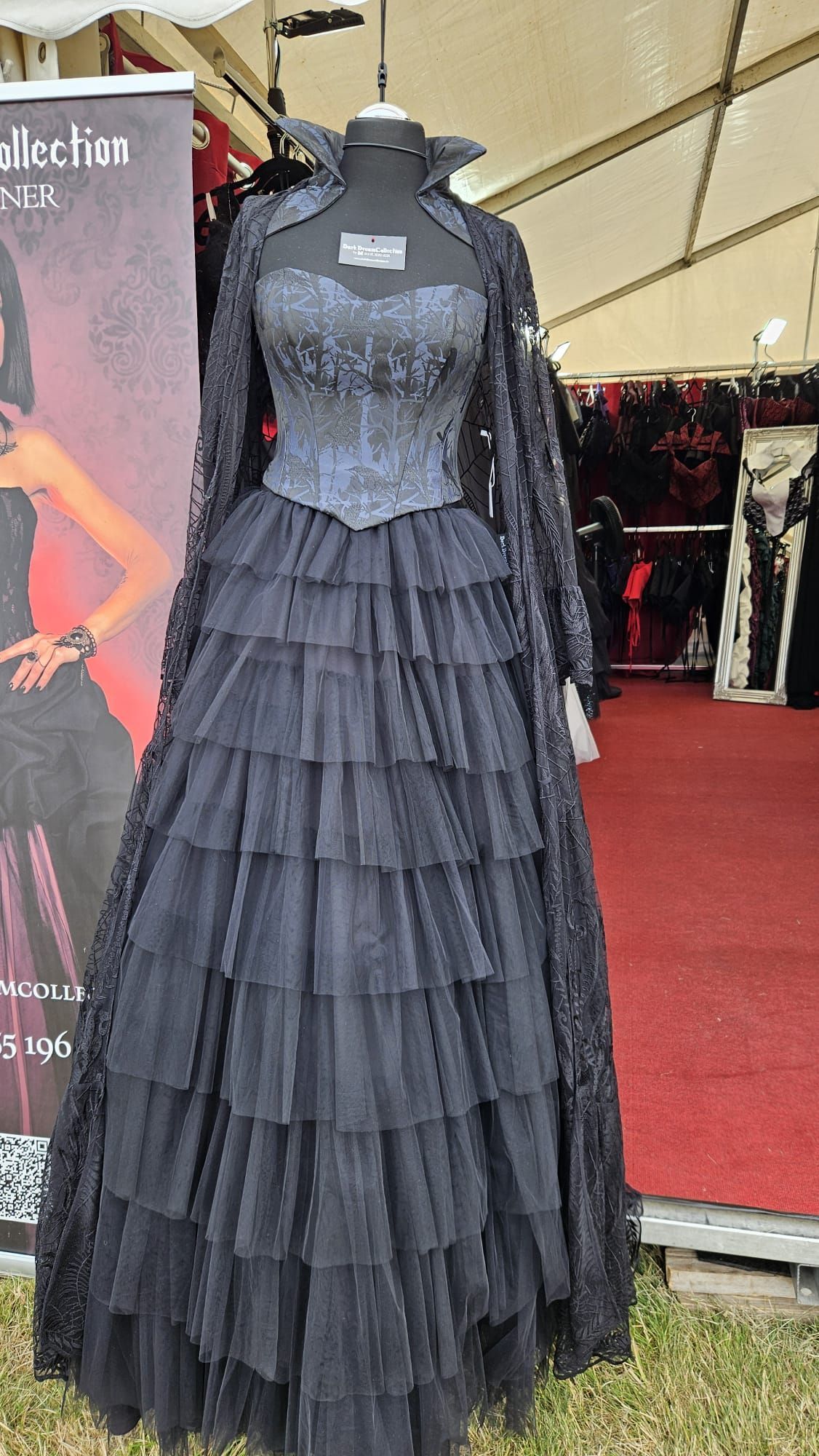 Damen Gothic outfit in schwarz mit Raben und Stehkragenkorsage