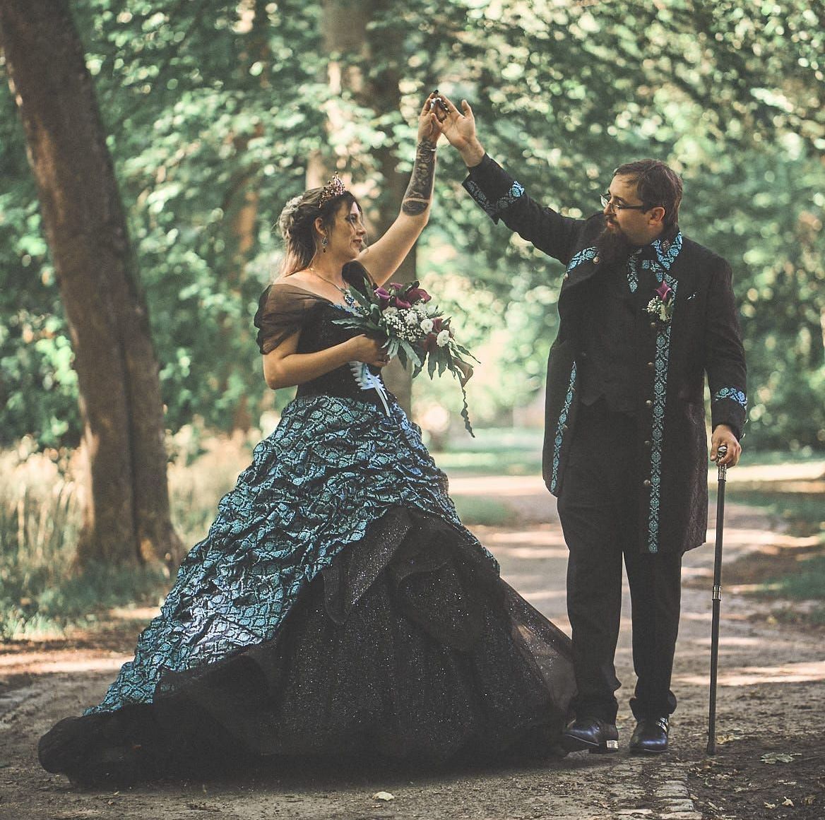 schwarzes Brautkleid & schwarzer Gehrock mit Brokat im viktorianischen Stil von DDC auf dem M’era Luna