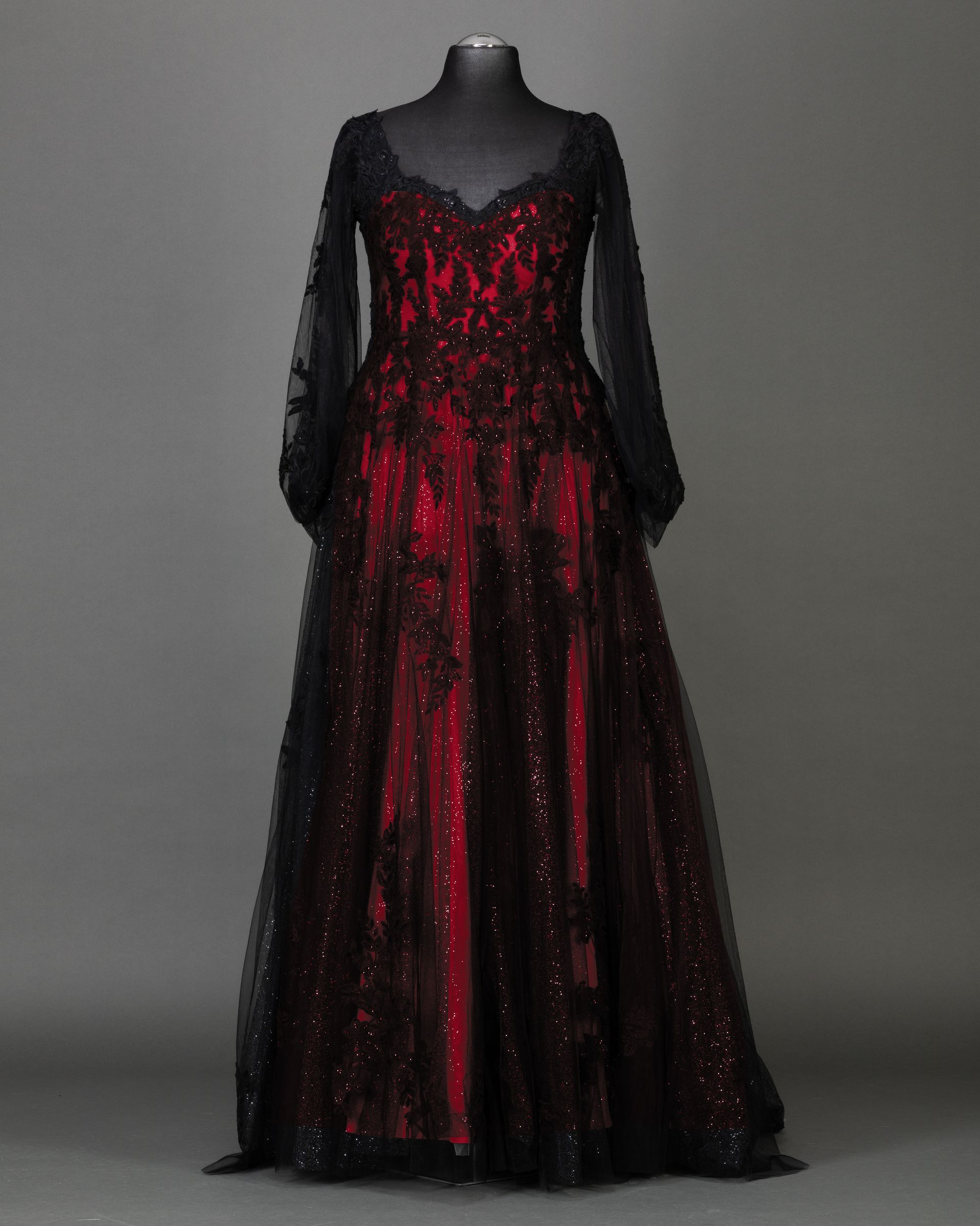 schwarzes Brautkleid edle spitze rotes Unterkleid mit feinen Tüllärmeln