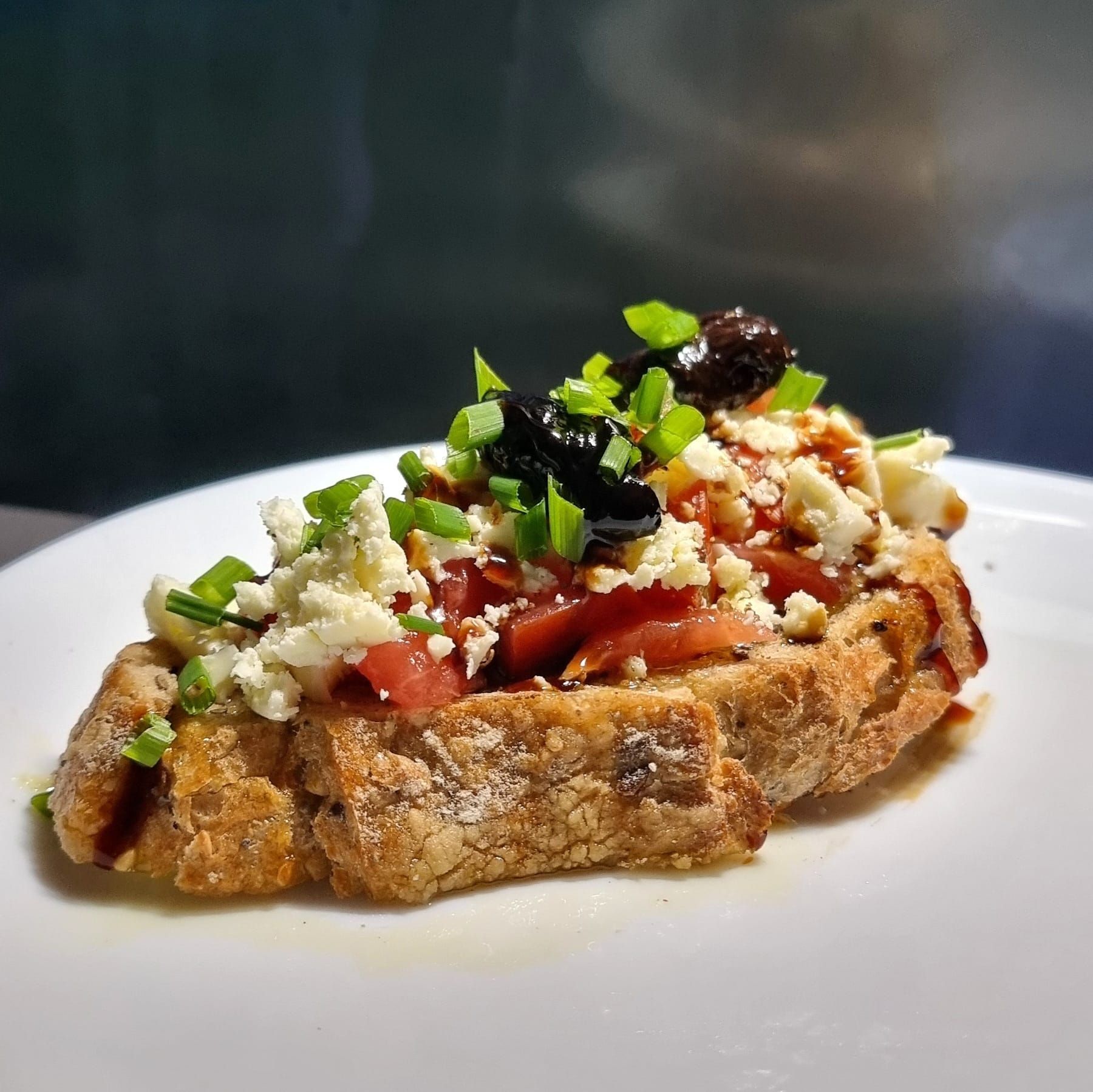 Tartine de feta, tomate, huile d'olive et olives noires