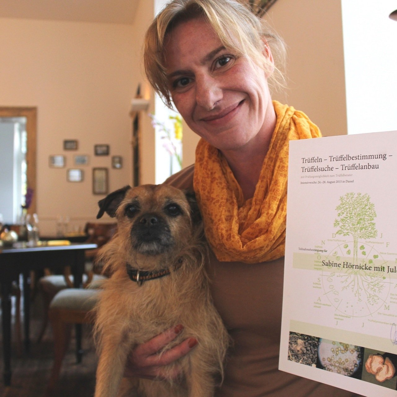 Sabine Hörnicke Sabine Hörnicke mit Jule und Diplom zur Trüffelbaraterin
