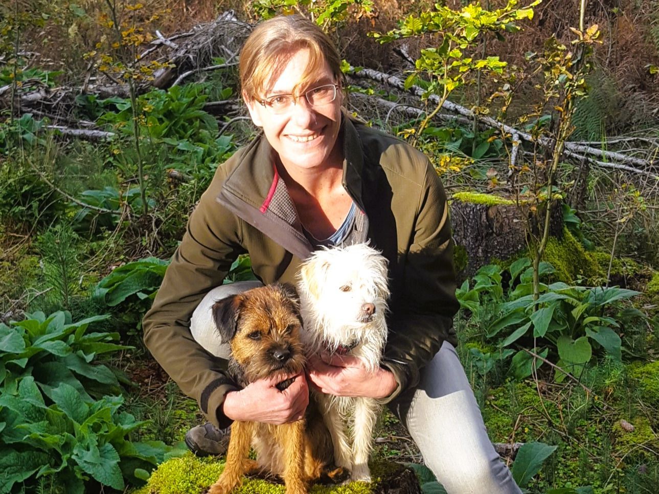 Sabine Hörnicke mit ihren Trüffelhunden Milly und Pepper gemeinsam auf dem Waldboden bei der Forschungsarbeit.