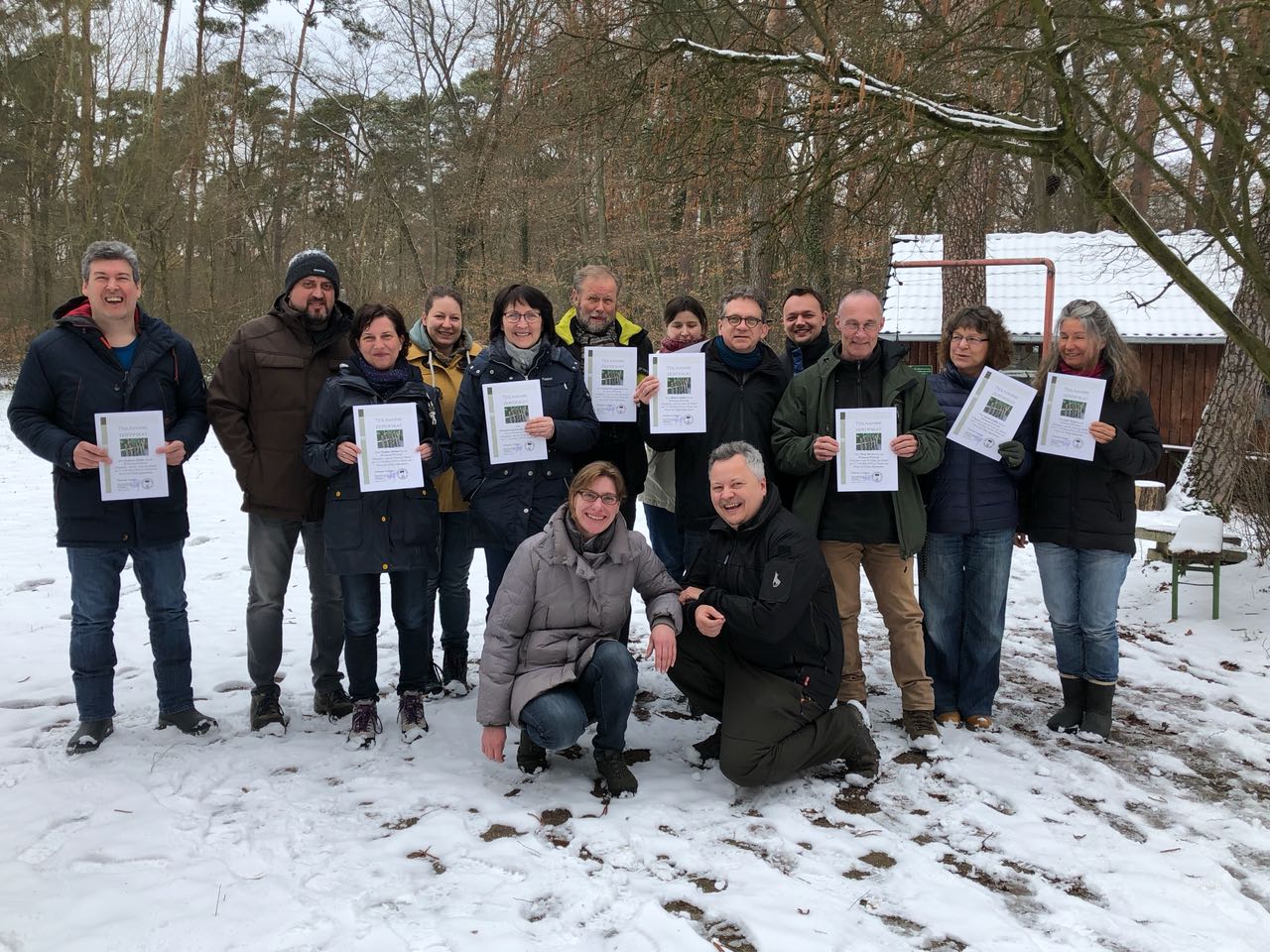 gruppenfoto mit kursleiter sabine hörnicke und dietmar krüger. teilnehmer halten ihr zertifikat
