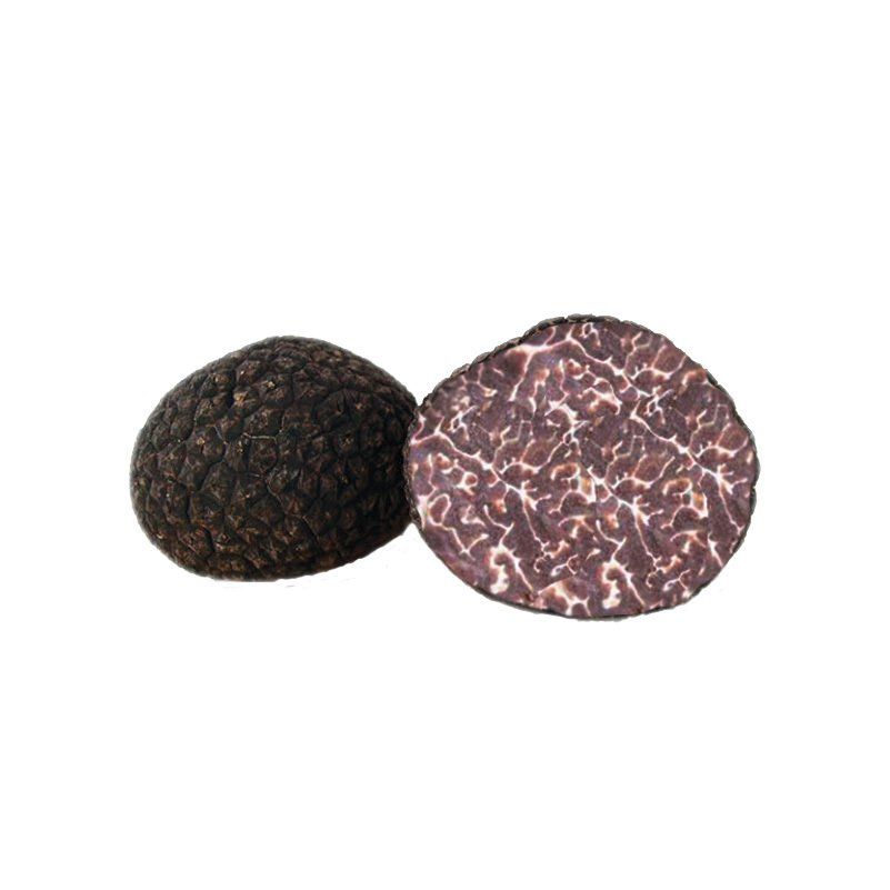 eine aufgeschnittene und eine vollständige Knolle der Wintertrüffel