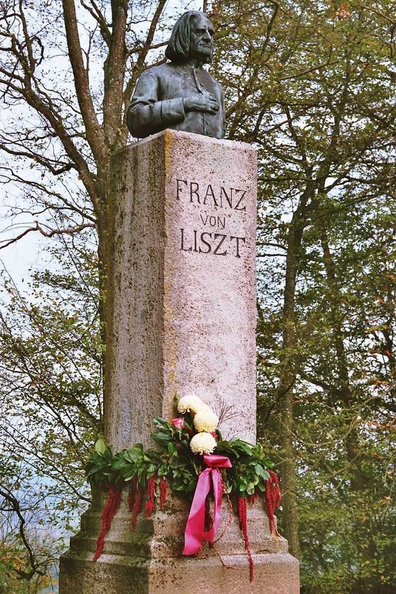 Denkmal von Franz Liszt im Kardinalsgarten von Schloss Schillingsfürst Denkmal von Franz Liszt im Kardinalsgarten von Schloss Schillingsfürst
