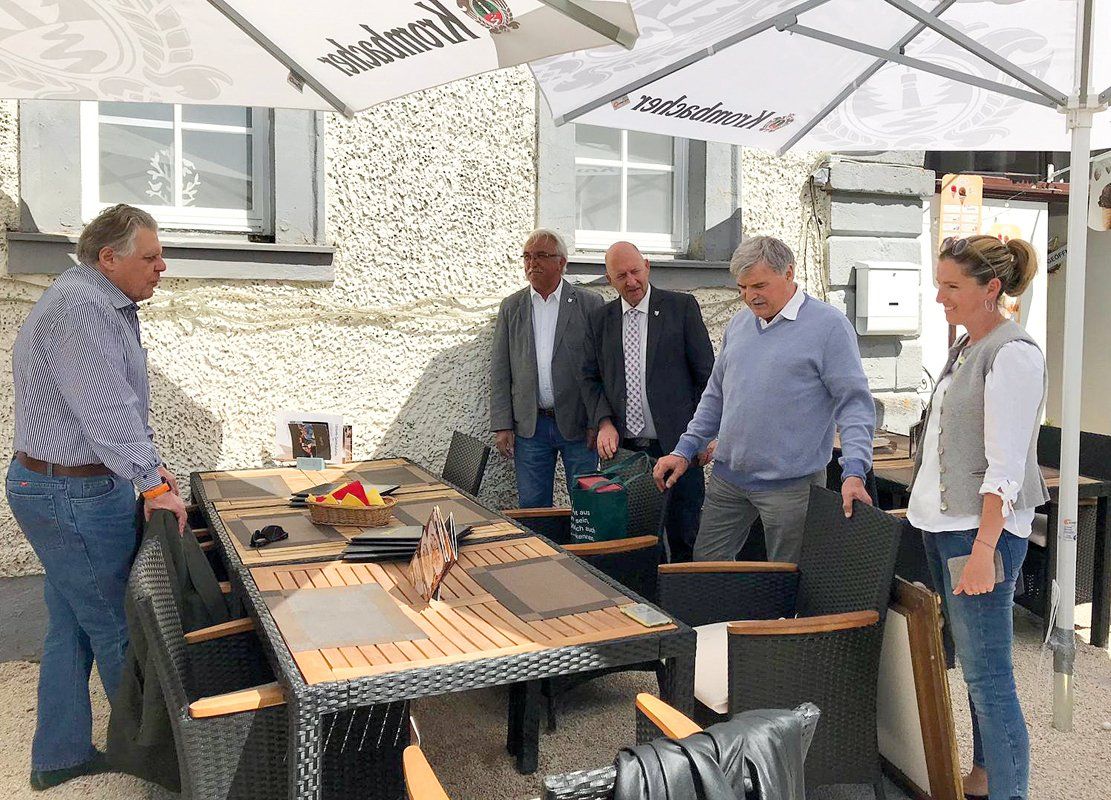 v.l.: Constantin Fürst zu Hohenlohe Schillingsfürst mit Herbert Seidel (2. Bürgermeister Stadt Schillingsfürst), Michael Trzybinski (1. Bürgermeister Stadt Schillingsfürst), Hans Emmert (2. Vorsitzender Kulturförderverein Schloss Schillingsfürst)