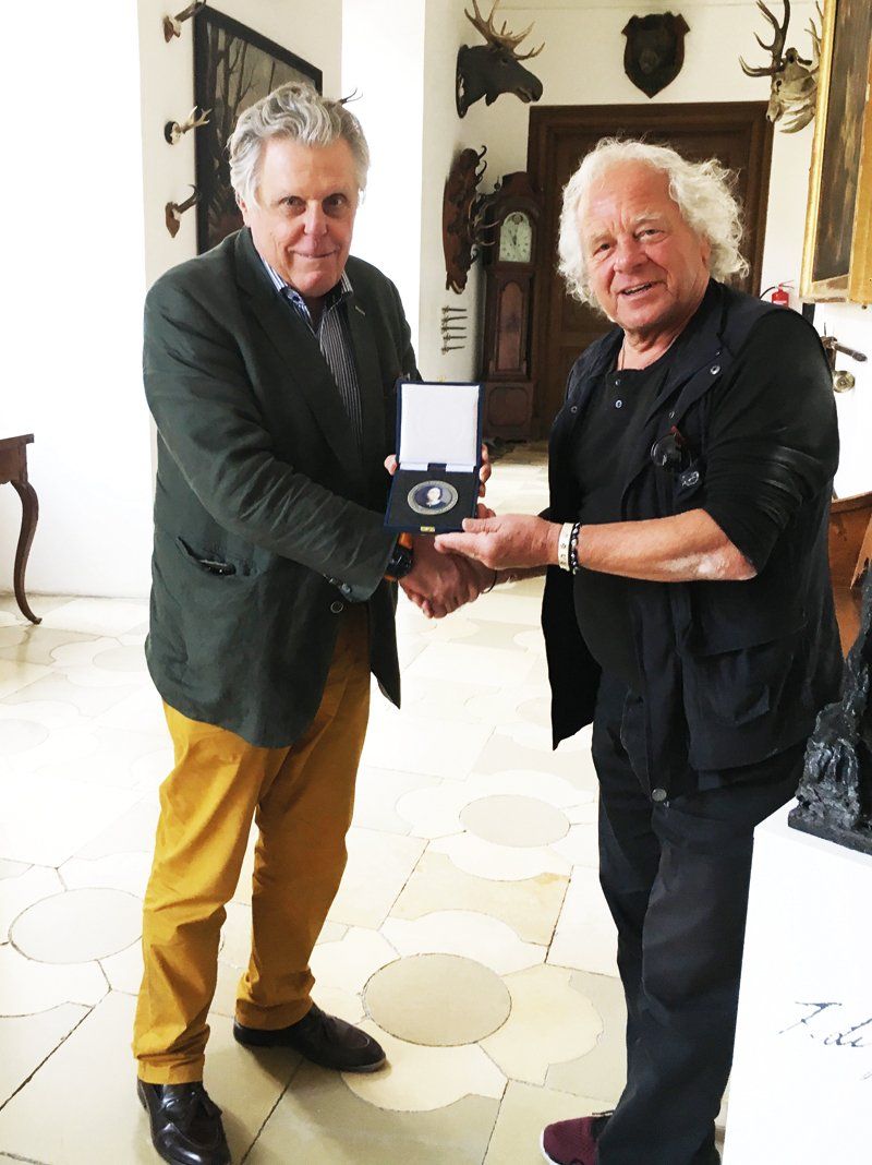 Constantin Fürst zu Hohenlohe Schillingsfürst überreicht Reiner Grunwald die Marie zu Hohenlohe Medaille als äußeres Zeichen des Dankes