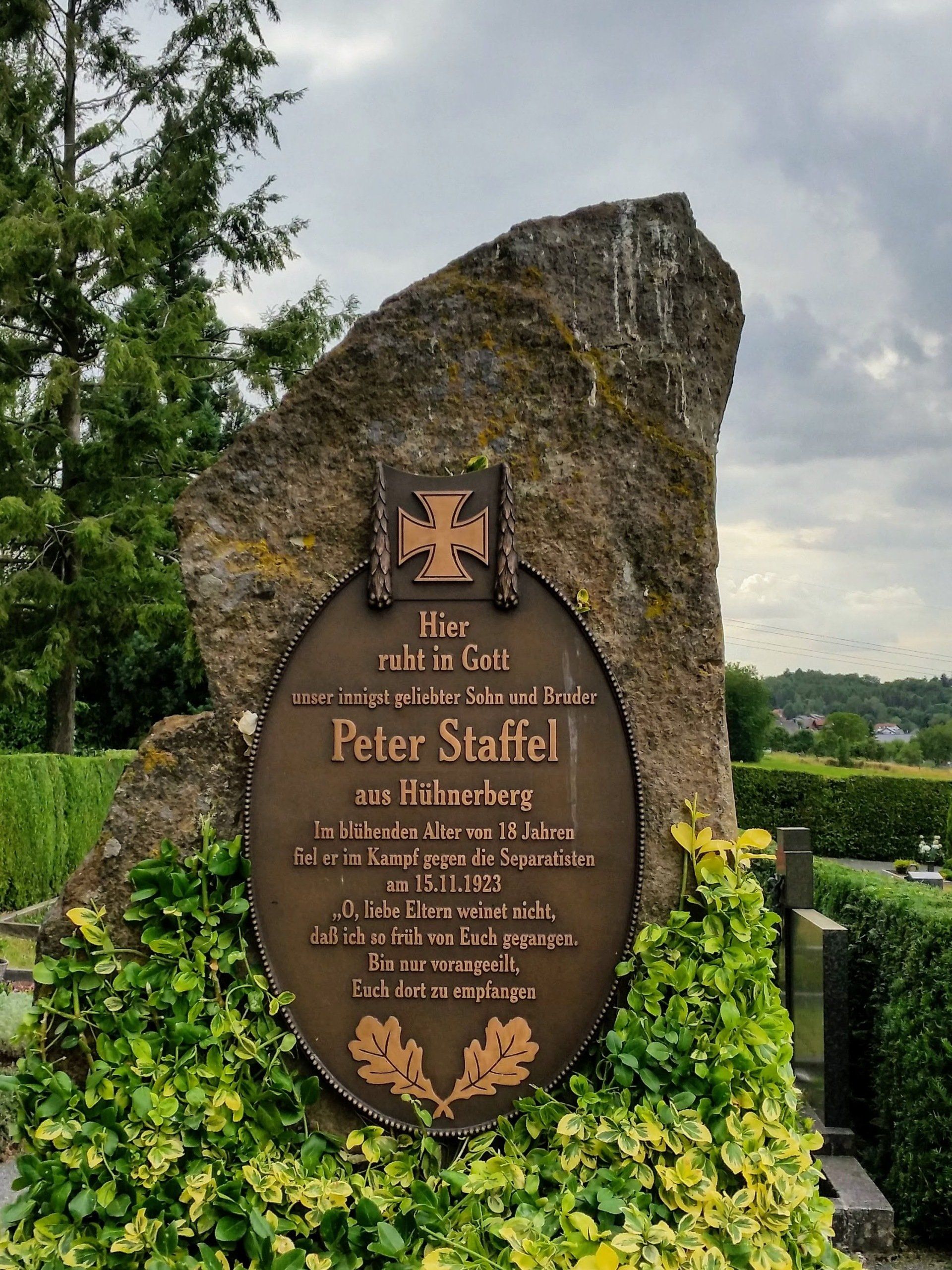 Grabstein Peter Staffel in Eudenbach. Staffel war der erste von den Separatisten erschossene Abwehrkämpfer.