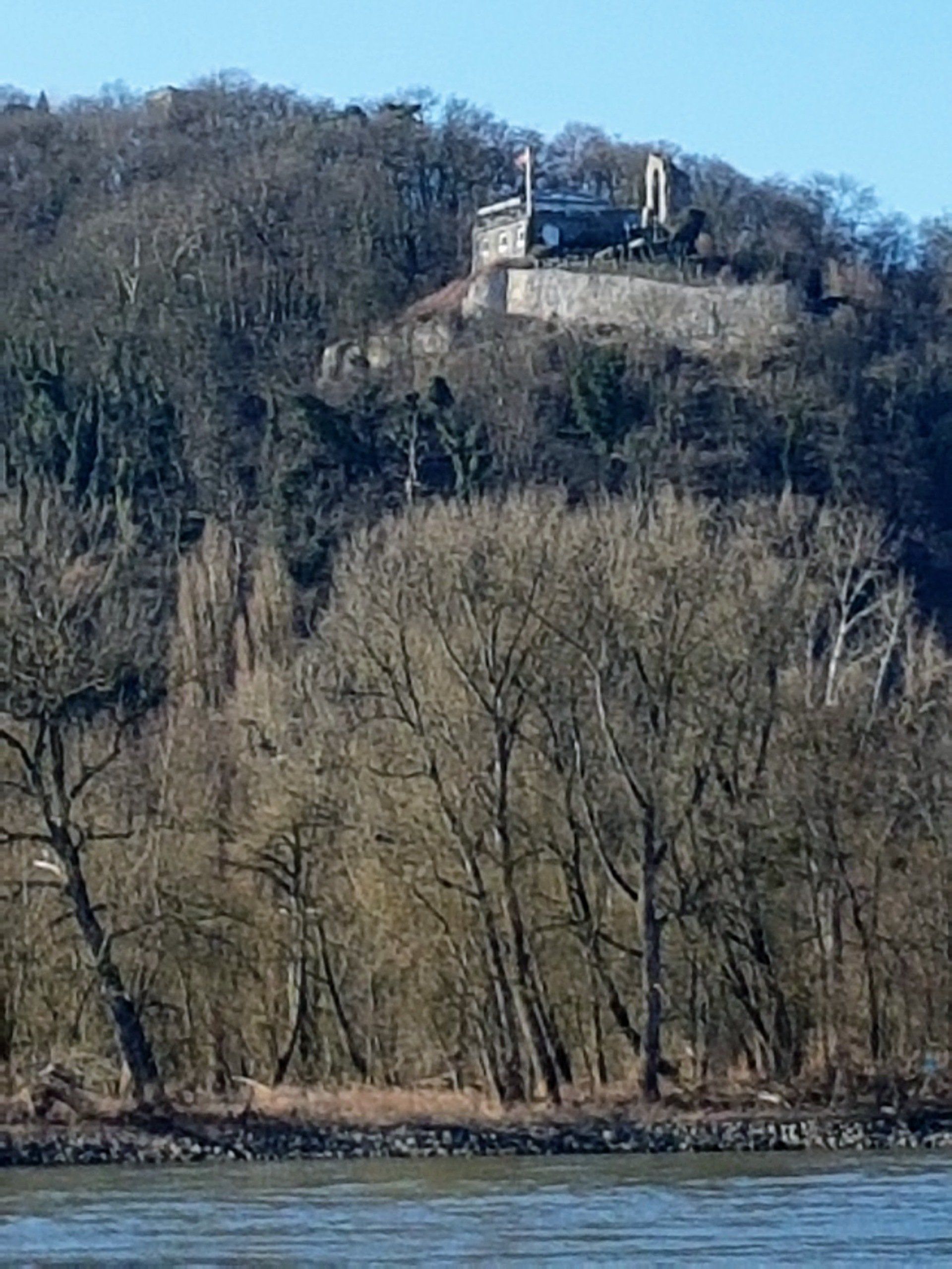 Der Rolandsbogen. Ein Überrest der kurkölnischen Burg Rolandseck. Nach Zerstörung durch Naturereignisse wiederhergestellt