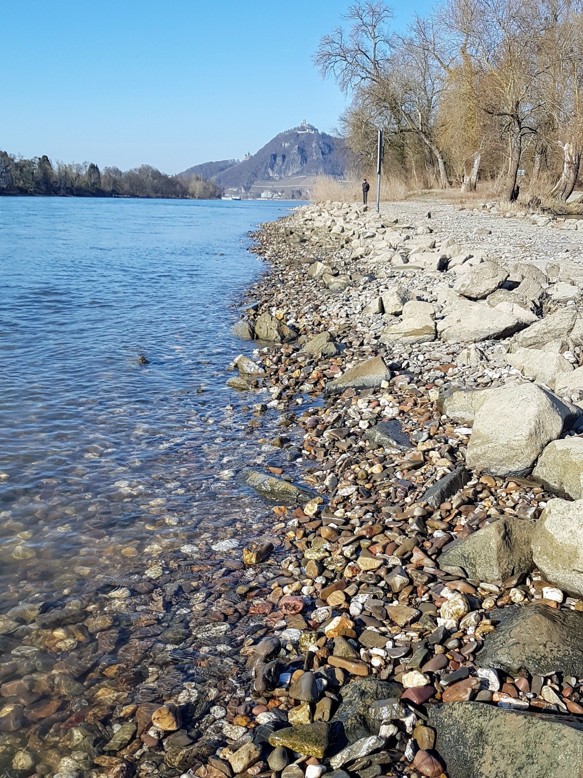 Westufer mit Geröllen