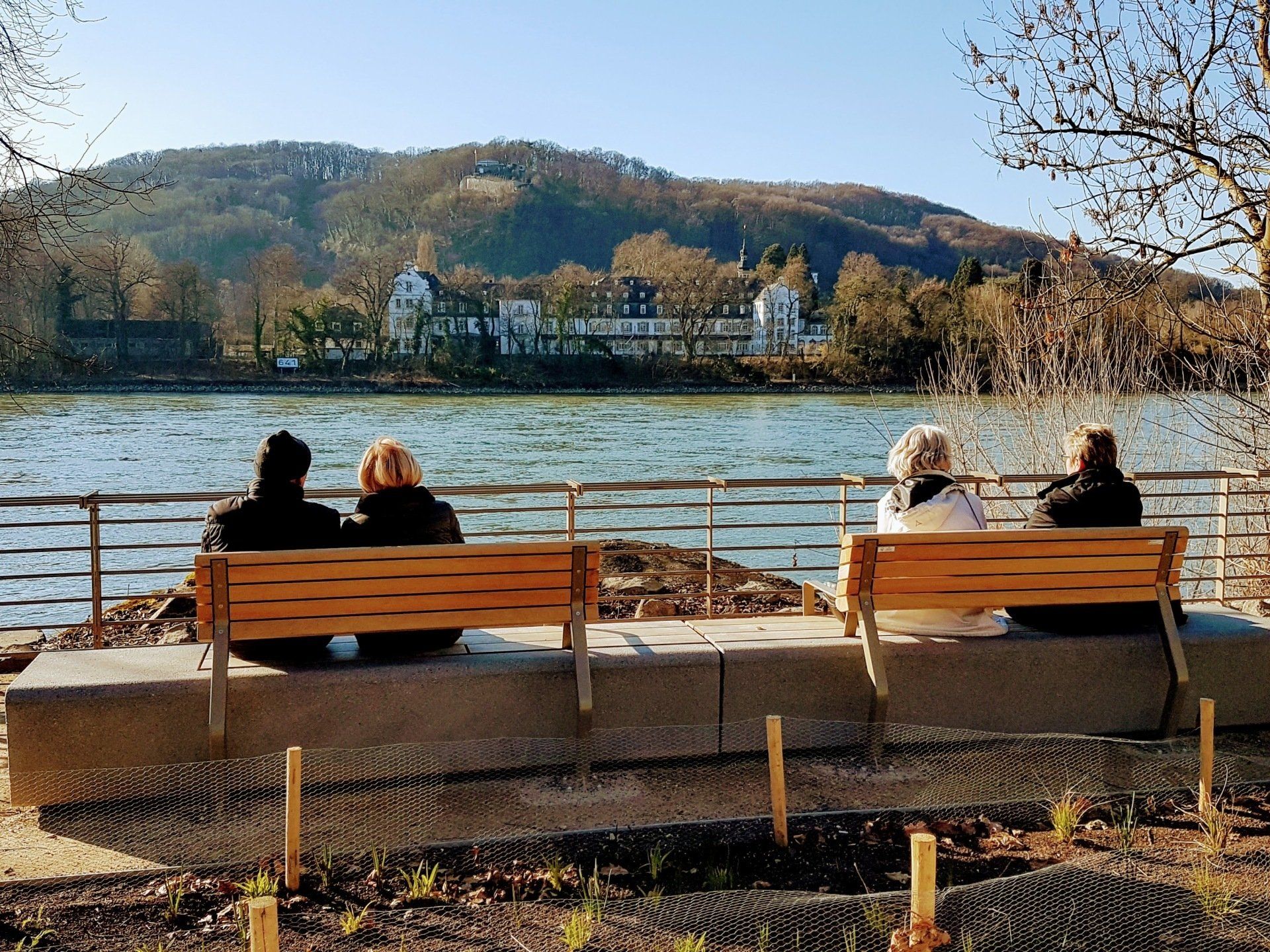Blick auf die Insel Nonnenwerth mit dem historischen Klostergebäude