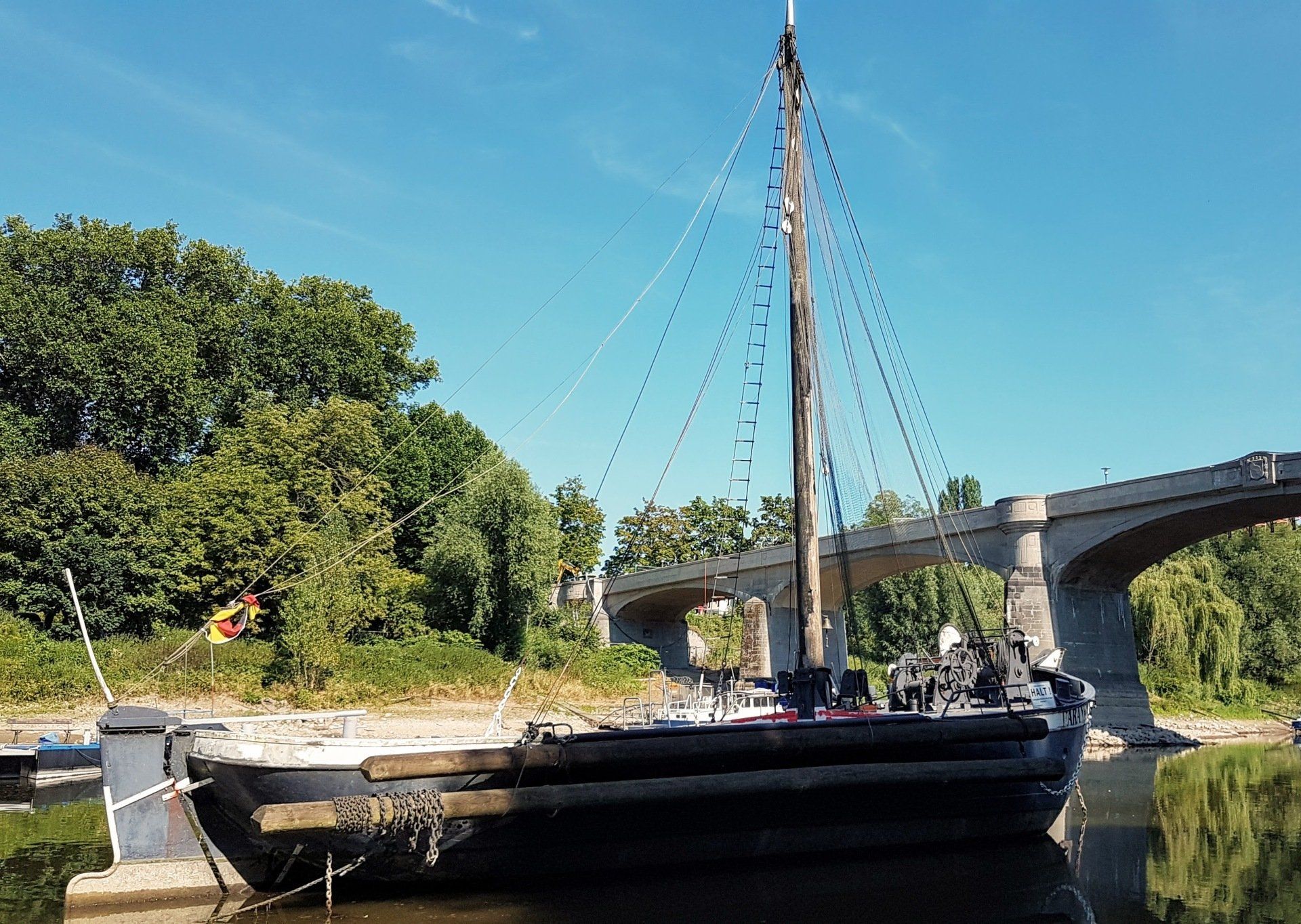 Aalschokker Aranka und Brücke Grafenwerth