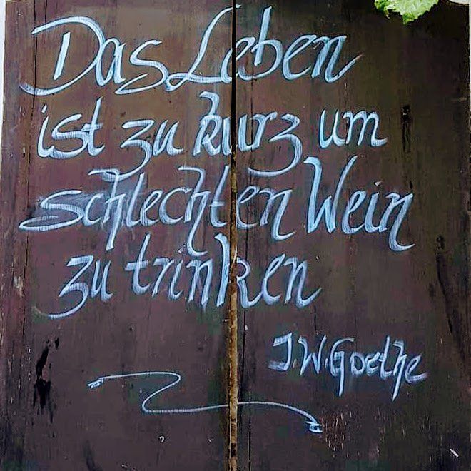 Schild, Text: Das Leben ist zu kurz um schlechten Wein zu trinken