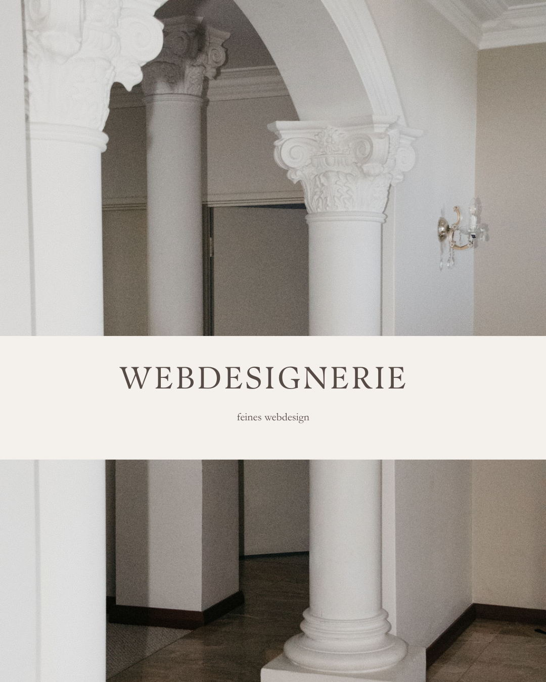 Treppenhaus Gruenderzeit mit beigen Banner webdesignerie
