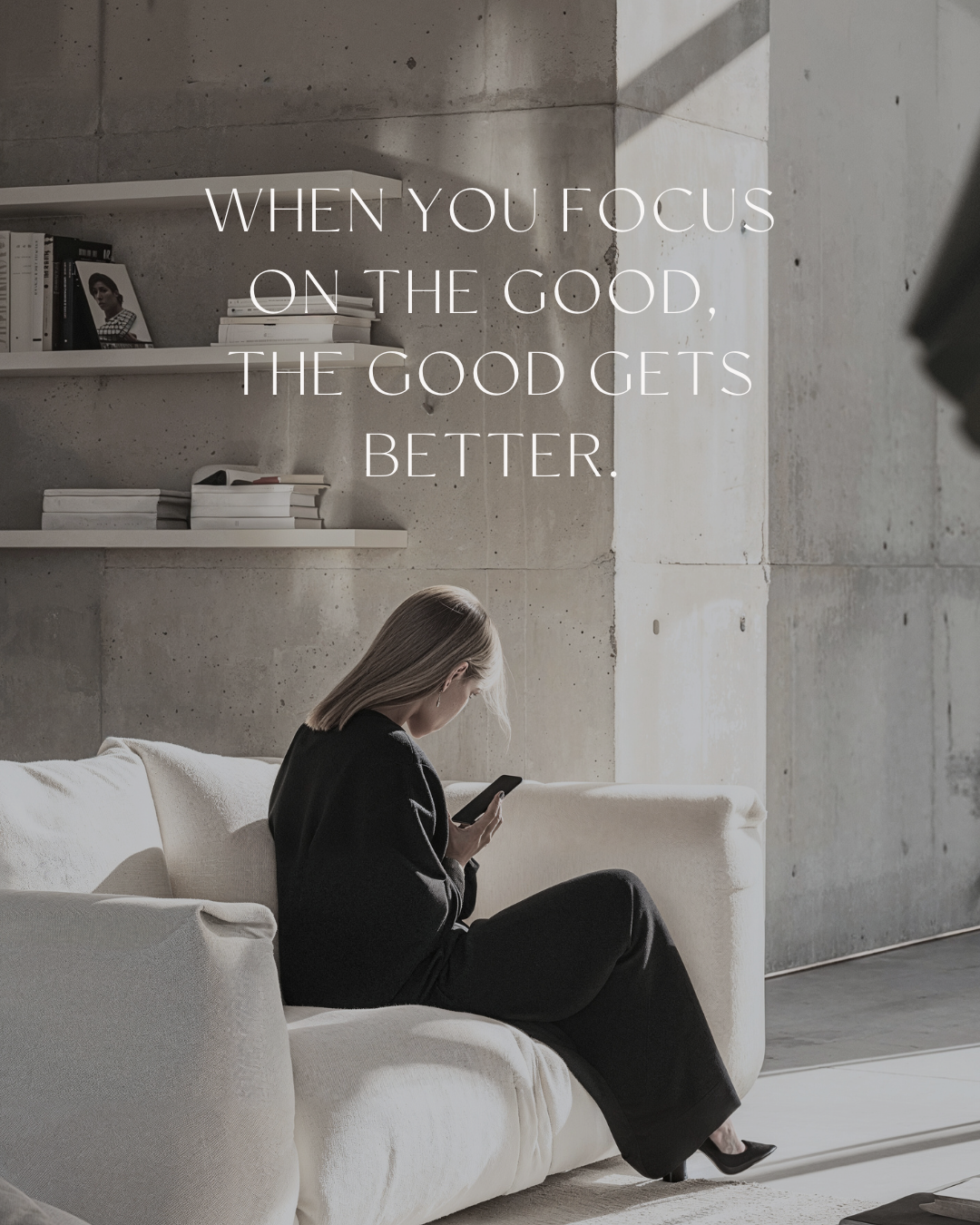 Frau sitzt mit Handy auf dem Sofa