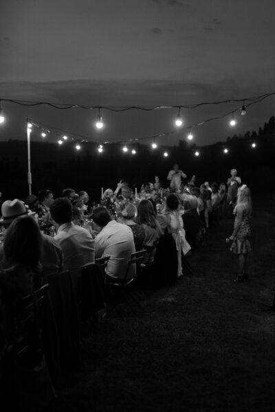 schwarz weiß Bild Feier draussen mit Glühbirnen