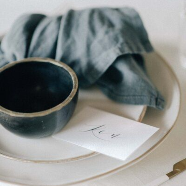 Grüne Schale auf beigen Teller