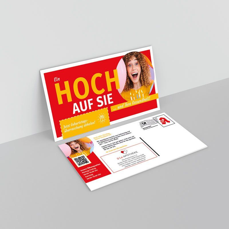 Apotheken-Postkarte im Geburtstagsdesign mit rotem Layout, Werbebotschaft und Platz für Adresse und QR-Code