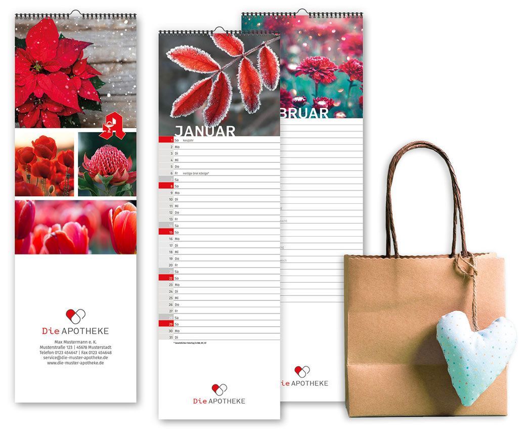 Apotheken-Wandkalender mit Blumenmotiven und brauner Geschenktasche mit Herzanhänger