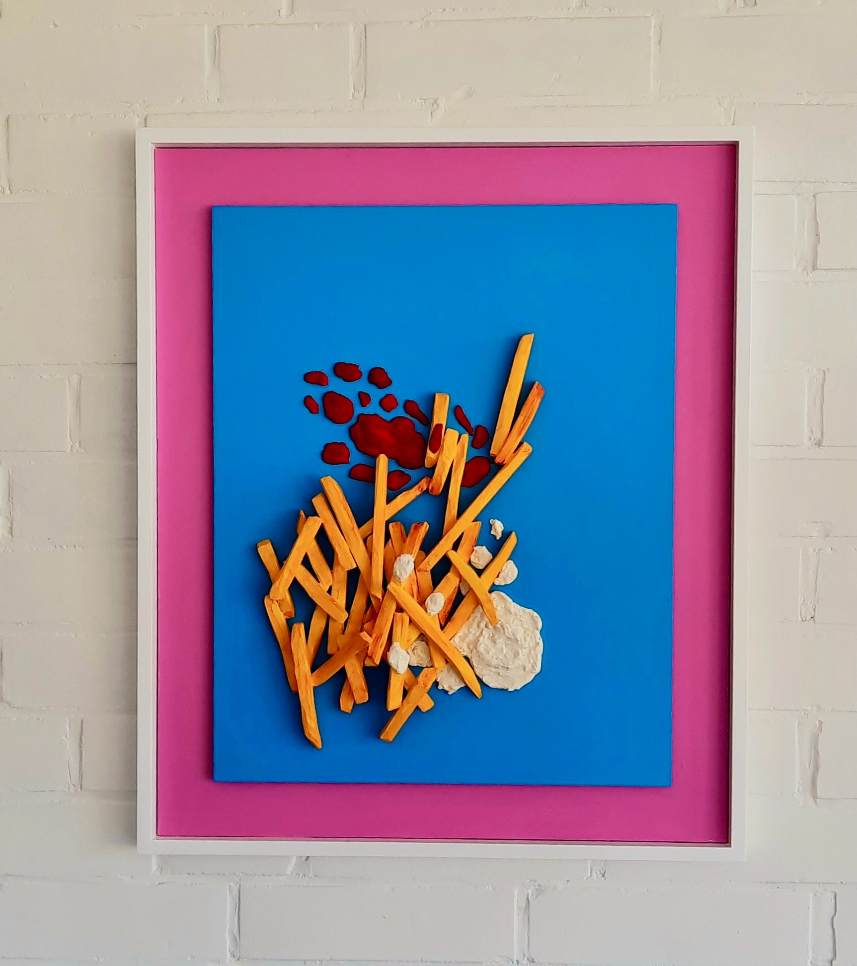 Plastisch gestaltetes Bild mit Pommes Frites auf türkisem und pinkem Grund im weißen Rahmen.