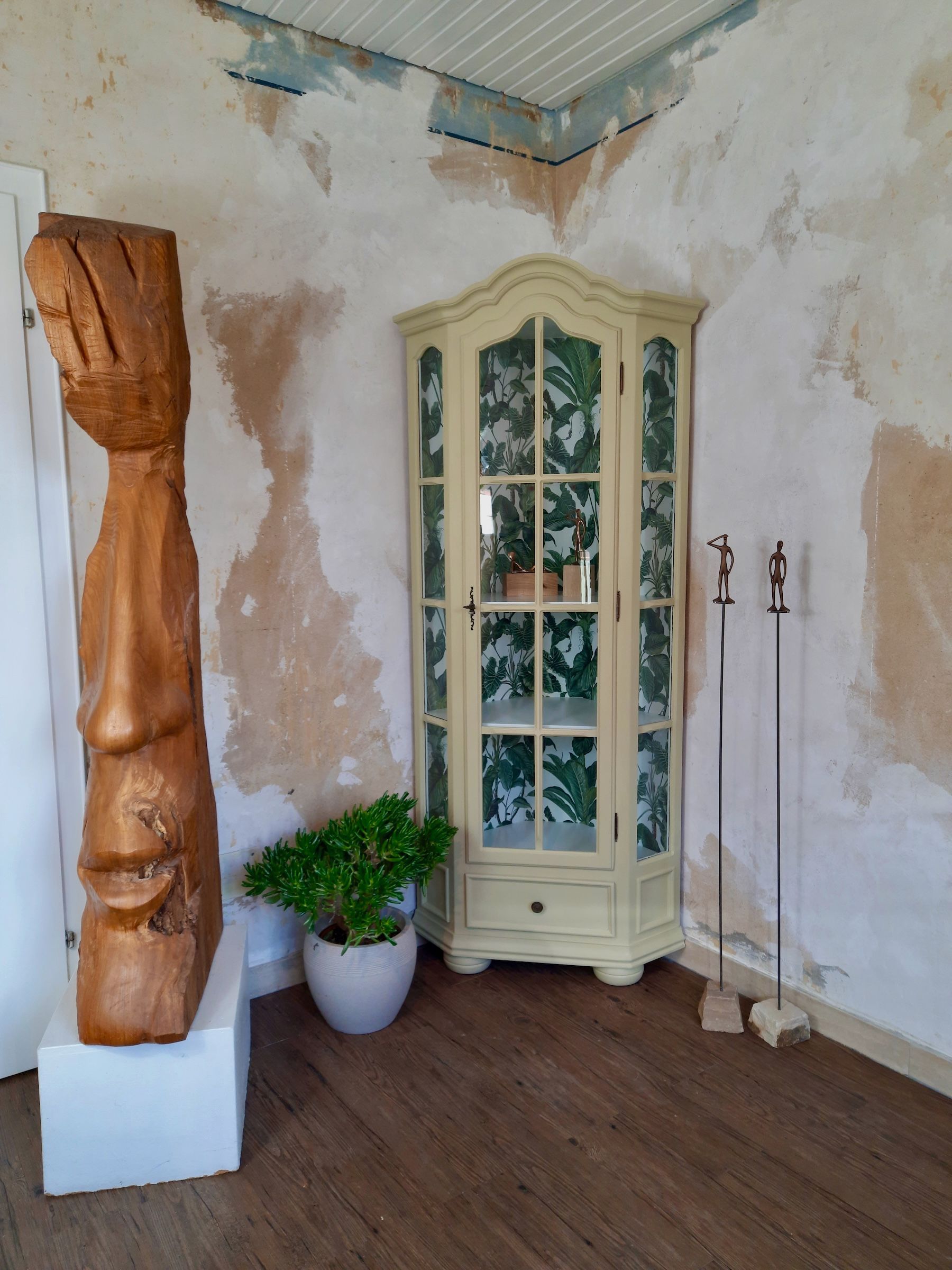 Wunderschöne champagnerfarbene Eckvitrine im Landhausstil, eintürig mit floraler Rückwand