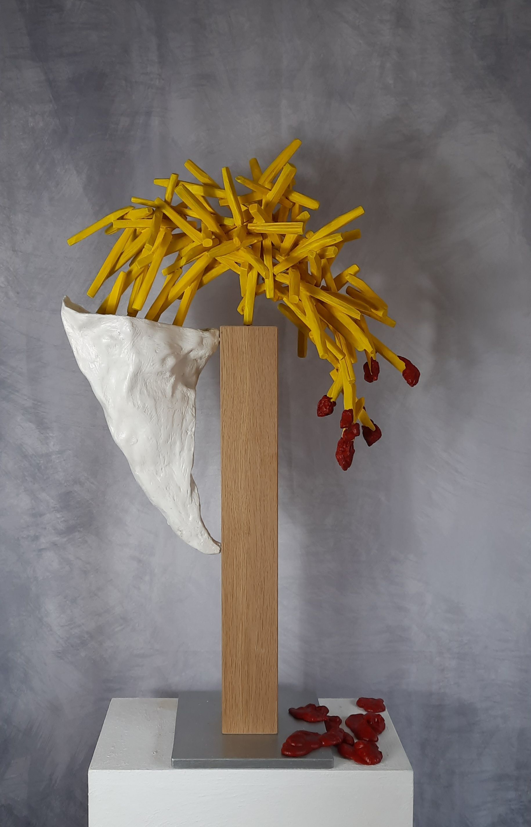 Skulptur mit einer Portion Pommes Frites, die aus einer weißen Tüte fliegen