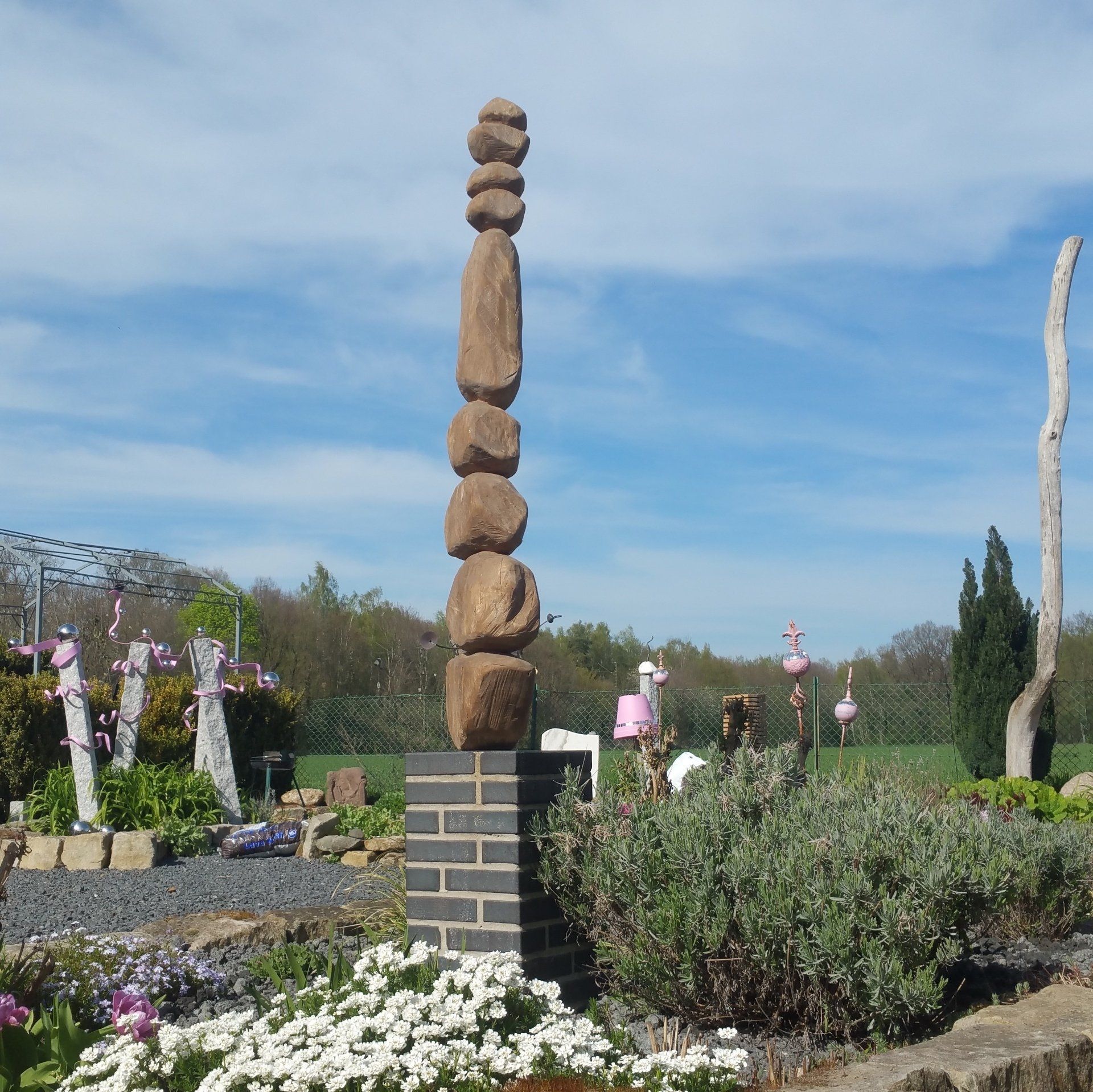 Das Bild zeigt eine moderne Holzskulptur aus Ulmenholz von Bildhauer Oliver Pohl aus Haste bei Wunstorf.