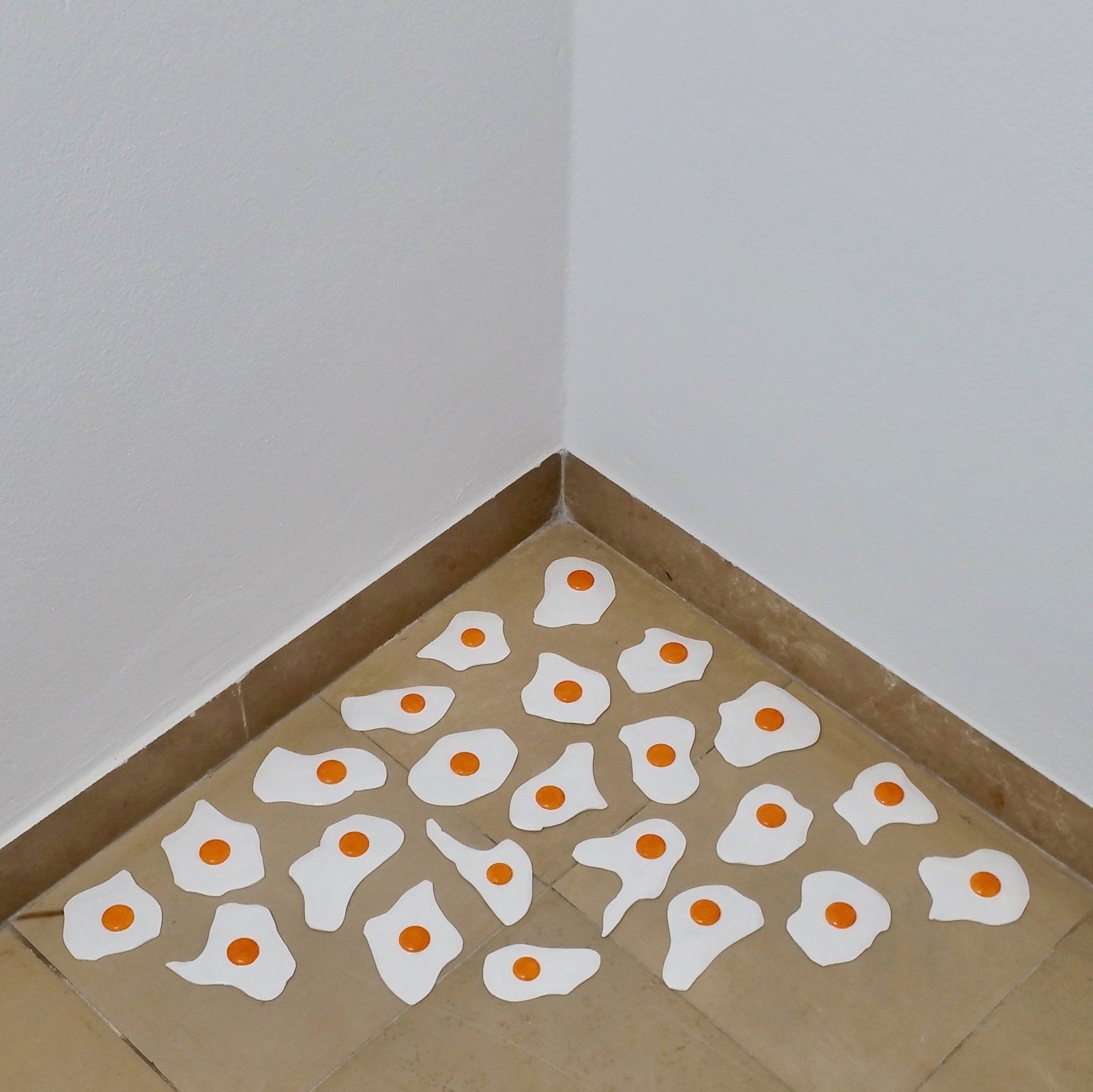 Das Bild zeigt Spiegeleier-Skulpturen von Bildhauer und Künstler Oliver Pohl aus Haste bei Wunstorf am Steinhuder Meer.