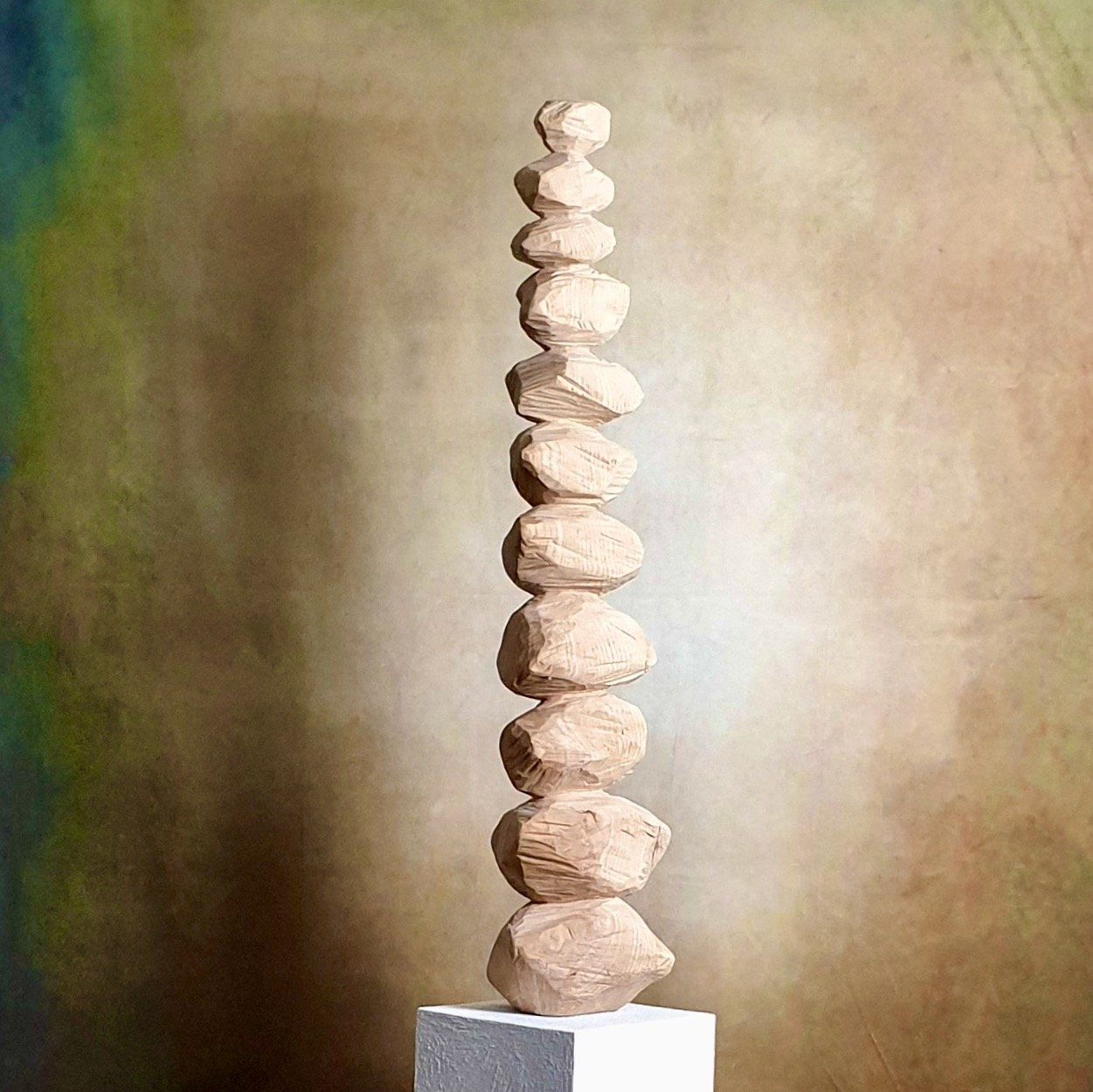 Das Bild zeigt eine moderne Holzskulptur aus Eschenholz von Bildhauer Oliver Pohl aus Haste bei Wunstorf.